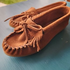 Girls size 5 Minnetonka moccasins